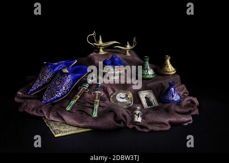 Souvenirs du Maroc, chaussures, lampes, couteaux, fossiles de sable etc Banque D'Images