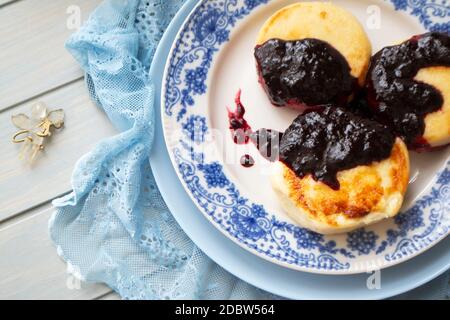 cheesecakes ou crêpes de fromage cottage avec confiture Banque D'Images