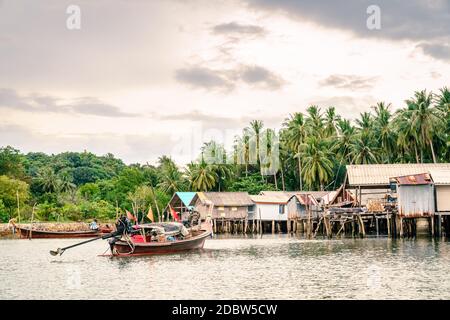 Village de pêcheurs musulman sur l'île de Ko Yao Yai, dans la mer d'Andaman, Thaïlande Banque D'Images