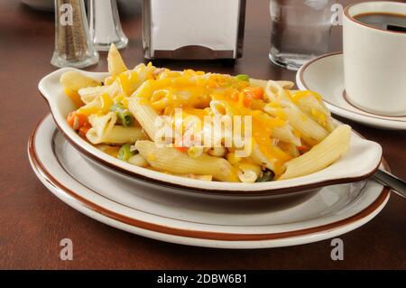 Cocotte de thon avec légumes mélangés et fromage cheddar Banque D'Images