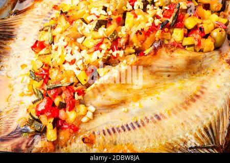 Flet appétissant ou poisson plat cuit avec des légumes.poisson frit avec garniture de légumes Banque D'Images