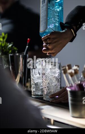 Préparation de cocktails barkeeper verser du gin. Préparation des boissons lors de l'événement. Barman pour une soirée cocktail Banque D'Images