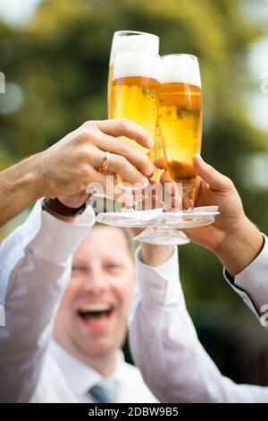 cheers clin d'œil de verres vin bière toast. Photo de haute qualité Banque D'Images