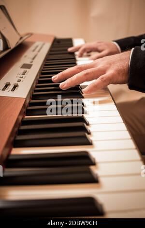 piano joueur touches de doigt pianiste artiste clavier professeur de musique Banque D'Images