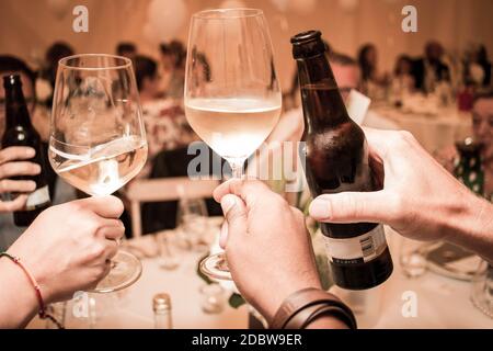 cheers clin d'œil de verres vin bière toast. Photo de haute qualité Banque D'Images