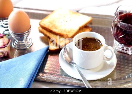 Petit déjeuner au lit dans l'hôtel sur un plateau Banque D'Images