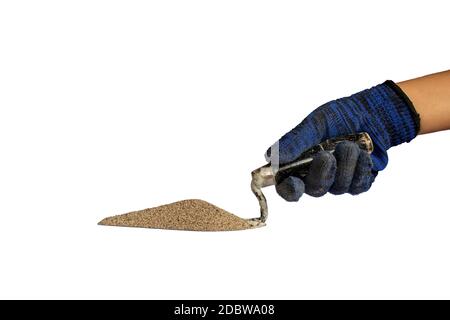 Sable pour mélanger le ciment sur une truelle plâtrante, y compris les mains d'un constructeur oolé sur fond blanc avec le chemin d'écrêtage. Banque D'Images