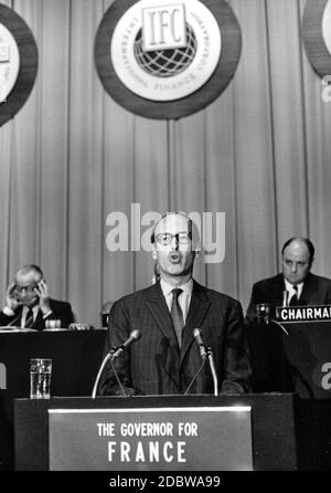Ministre de l'Economie et des Finances Valéry Giscard d'Estaing, de France, prend la parole à la deuxième session du Conseil des gouverneurs annuel du Fonds monétaire international, qui se tiendra à Washington, DC le 30 septembre 1969. Assis derrière le ministre Giscard d'Estaing, de gauche à droite: Edidio Iannella, président du Conseil des gouverneurs de la Banque mondiale; et Jose Maria Dagnino Pastore, président du Conseil des gouverneurs de la FIOM.Credit: Arnie Sachs/CNP | usage dans le monde entier Banque D'Images
