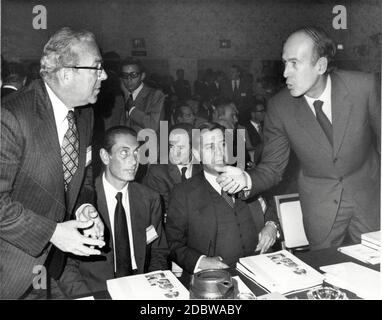 Le secrétaire au Trésor américain George Shultz, à gauche, s'engage dans une conversation à travers une table avec le ministre de l'économie et des Finances Valéry Giscard d'Estaing de France avant l'ouverture de la réunion annuelle du Fonds monétaire international à Washington, DC le 25 septembre 1972.Credit: Arnie Sachs/CNP | utilisation dans le monde entier Banque D'Images