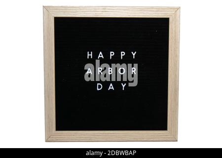 Un panneau noir avec un cadre de bouleau qui dit Happy Arbor Day en lettres blanches sur un fond blanc pur Banque D'Images