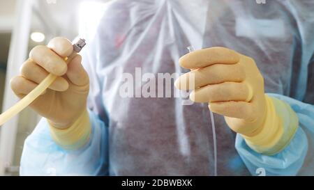 L'introduction de médicaments dans le corps par un compte-gouttes. Le médecin prépare le système pour la perfusion. Compte-gouttes médical. Photo macro. Copier l'espace. Banque D'Images