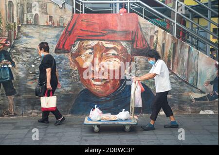 16.10.2020, Singapour, République de Singapour, Asie - deux femmes se promènaient devant une fresque murale dans le quartier chinois, au milieu de la pandémie du coronavirus (Covid-19). Banque D'Images