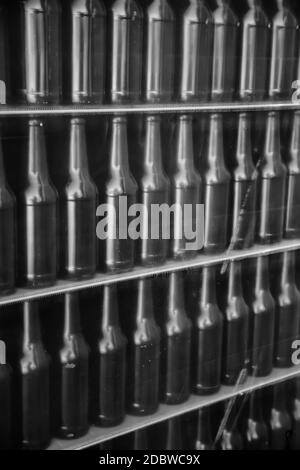 Bouteilles de vin vides, détail des bouteilles dans une cave à vin Banque D'Images