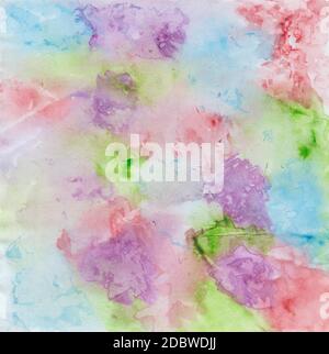 Peinture aquarelle colorée aux touches de rouge, violet, bleu et vert Banque D'Images