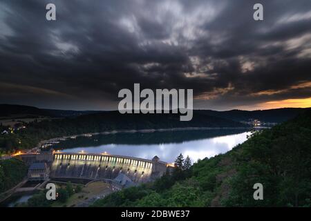 Vue depuis le point de vue appelé Kleine Kanzel au lac allemand Edersee en été Banque D'Images