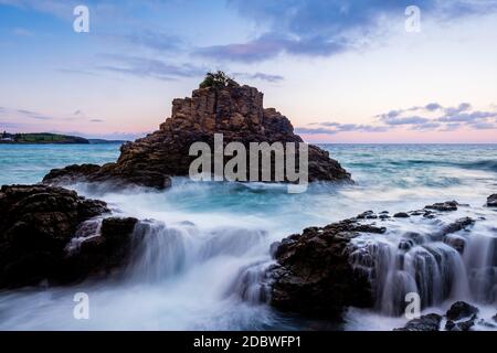 Coucher de soleil sur le ciel et la vague s'écrasant à Kiama Downs Banque D'Images
