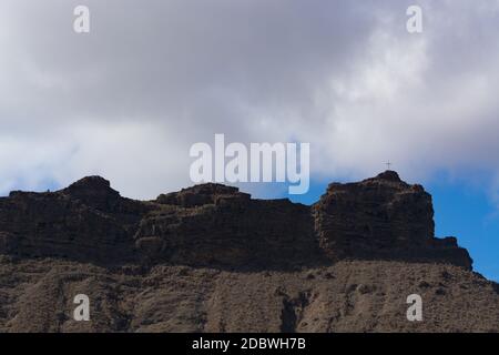 Montagnes sur la côte entre Puerto de Mogan et Porto Rico. Couches de roche volcanique. Banque D'Images