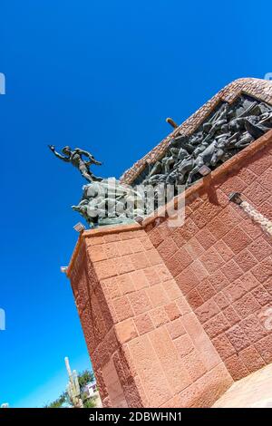 Vue sur les Héros de l'indépendance statue en Humahuaca, Argentine sur une journée ensoleillée. Banque D'Images