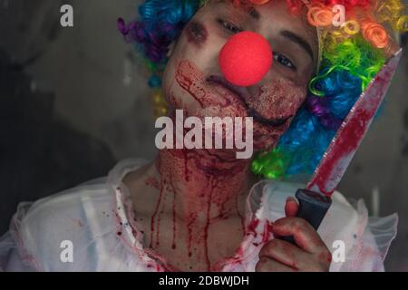 Asie joker fantôme fille ou Zombie tenant couteau, Halloween concept Banque D'Images