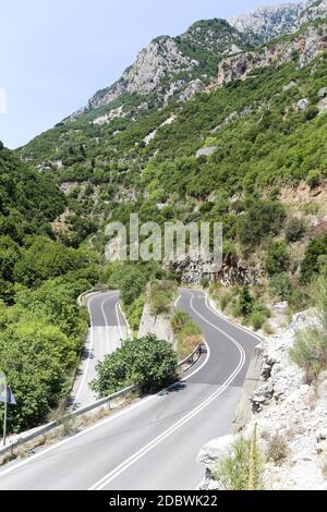 Taygetos Mountain Road dans les rochers entre Kalamata et Sparta Banque D'Images