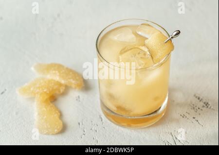 Verre de Penicillin cocktail sur fond blanc Banque D'Images