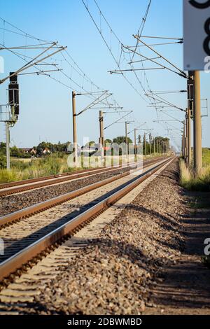 Vue sur les chemins de fer. Systèmes de chenilles électrifiées. Banque D'Images