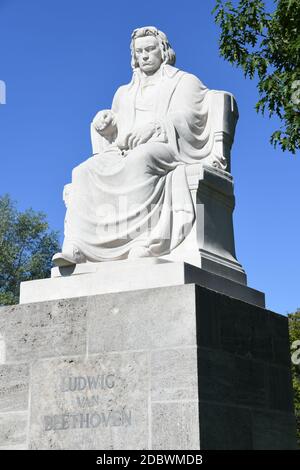 Monument historique de Ludwig van Beethoven à Nuremberg St. Johannes à la porte ouest. Il a été fait de marbre d'Untersberg et est debout sur un piédestal au nouvel emplacement depuis 2020 Banque D'Images