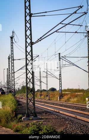 Vue sur les chemins de fer. Systèmes de chenilles électrifiées. Banque D'Images