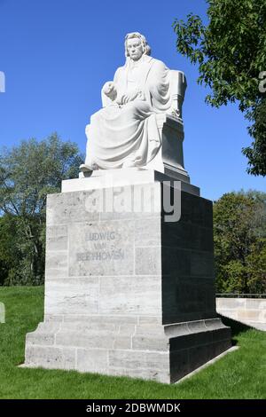 Nouvel emplacement depuis 2020 du monument Beethoven Ludwig van Beethoven dans le quartier de Nuremberg St. Johannes am Westtorgraben. Il est en marbre d'Unterberger et repose sur un piédestal Banque D'Images