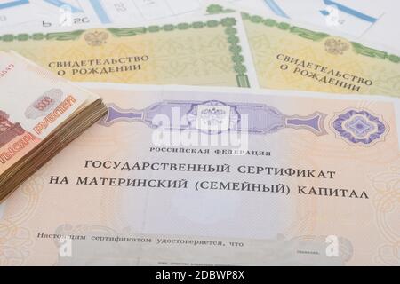 Certificat d'État pour le capital de maternité, deux certificats de naissance et un lot de cinq millièmes de factures Banque D'Images