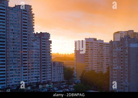 Horizon de Kiev quartier vivant typique dans la pluie au coucher du soleil. Ukraine Banque D'Images