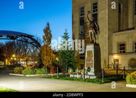 Une statue rendant hommage aux soldats tombés pendant la première Guerre mondiale devant l'édifice de la Cour supérieure de justice, à la place du Palais de justice, au crépuscule. Banque D'Images