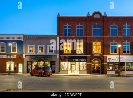 Édifices historiques de Courthouse Square au crépuscule dans le centre-ville de Goderich, comté de Huron, Ontario, Canada. Banque D'Images