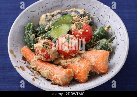 Nukazuke, légumes marinés au son salé, cuisine traditionnelle japonaise Banque D'Images