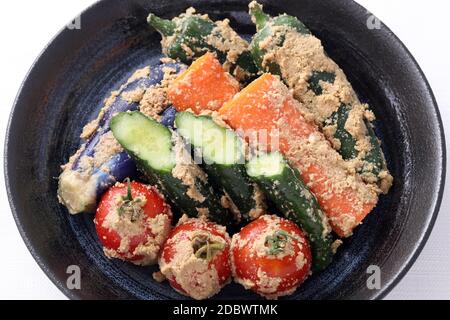 Nukazuke, légumes marinés au son salé, cuisine traditionnelle japonaise Banque D'Images