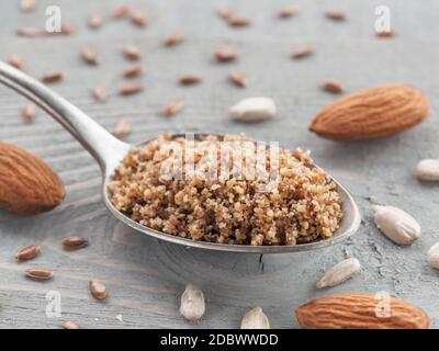 Cuillère à mélange LSA fait maison - graines de lin ou de graines de lin, graines de tournesol et les amandes. Mélange de sol traditionnels australiens, source de fibres alimentaires, de prote Banque D'Images