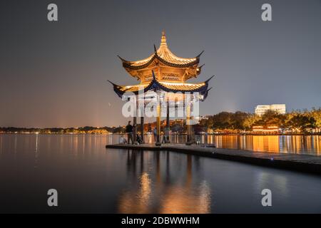 Vue nocturne du pavillon Jixian, le point de repère du lac de l'Ouest à Hangzhou, en Chine, Banque D'Images