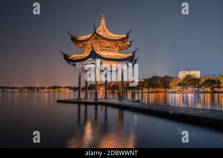 Vue nocturne du pavillon Jixian, le point de repère du lac de l'Ouest à Hangzhou, en Chine, Banque D'Images