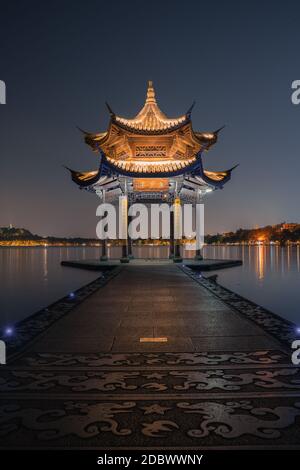 Vue nocturne du pavillon Jixian, le point de repère du lac de l'Ouest à Hangzhou, en Chine, Banque D'Images