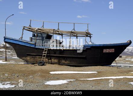 Goélette de pêche nord-coréenne abandonnée sur les rives de la mer de ​​Japan, Primorye, Russie. Banque D'Images