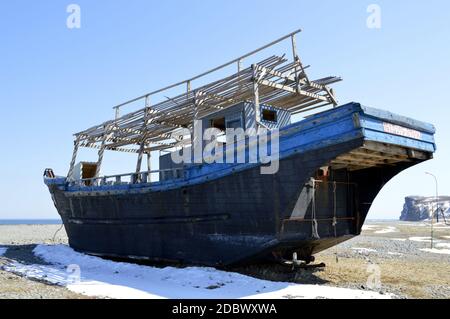 Goélette de pêche nord-coréenne abandonnée sur les rives de la mer de ​​Japan, Primorye, Russie. Banque D'Images