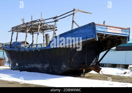 Goélette de pêche nord-coréenne abandonnée sur les rives de la mer de ​​Japan, Primorye, Russie. Banque D'Images