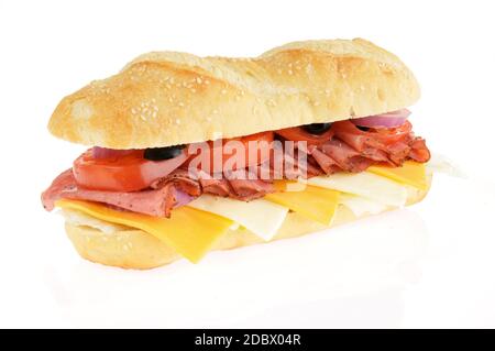 Un sandwich sous-marin de bœuf et de fromage sur un blanc arrière-plan Banque D'Images