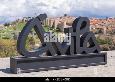 Avila, Espagne - 25 juin 2019 : vue d'Avila de Los cuatro postes (les quatre postes). Castille et Leon, Espagne Banque D'Images