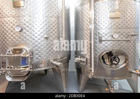 Vinificator et fermenteur Silo réservoirs production de vin Banque D'Images