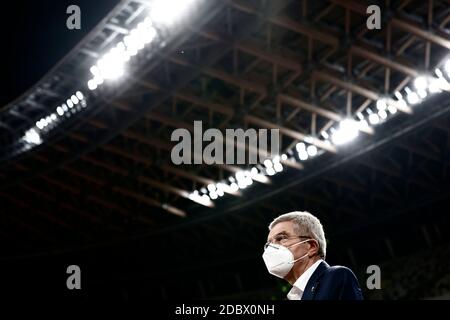 (201118) -- BEIJING, 18 novembre 2020 (Xinhua) -- le président du Comité International Olympique (CIO), Thomas Bach, portant un masque facial, parle aux médias lors de sa visite au nouveau Stade National, principal lieu des Jeux Olympiques et Paralympiques de Tokyo, à Tokyo, au Japon, le 17 novembre 2020. (Behrouz Mehri/Pool via Xinhua) Banque D'Images