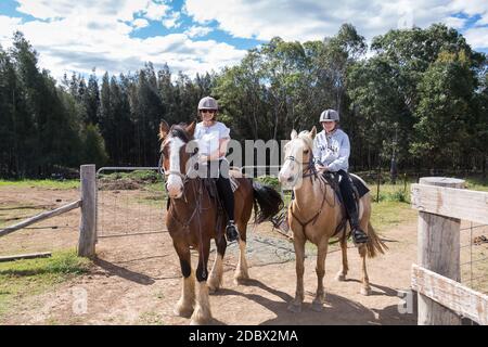 Vacances en famille, Hunter Valley, Nouvelle-Galles du Sud, Australie. Mère et fille adolescente de Hunter Valley Horses, Pokolbin, Nouvelle-Galles du Sud, Australie. Banque D'Images