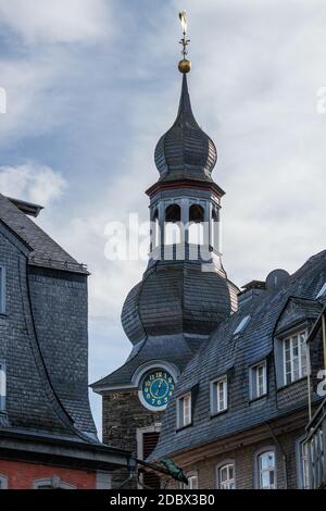 Vue sur l'église craire avec cygne doré à Monschau, Eifel, Allemagne Banque D'Images