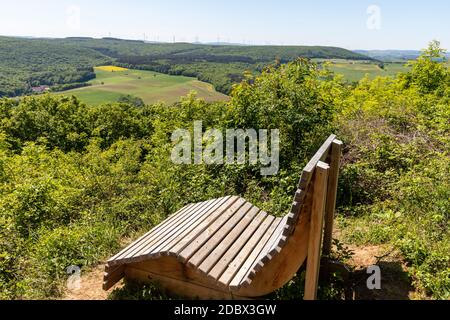 Vue panoramique depuis le Lemberg au paysage avec banc de détente en bois au premier plan Banque D'Images
