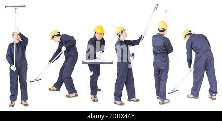 Ensemble de jeunes hommes dans une vadrouille de maintien uniforme pour nettoyer la fenêtre en verre, découper isolée sur fond blanc Banque D'Images